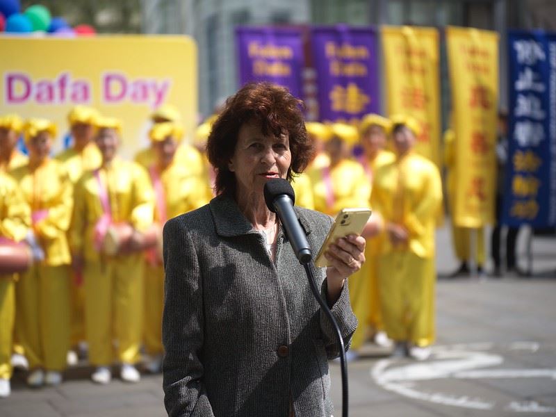'图11:英国法轮大法佛学会代表罗斯玛丽(Rosemary)发言'