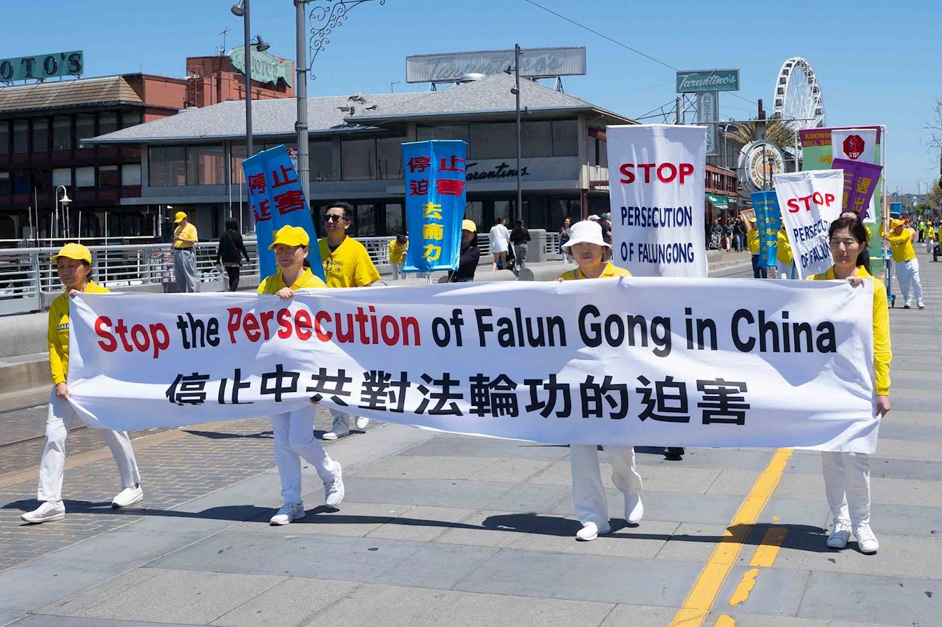 '图6~16:法轮功学员举行庆祝法轮大法日游行。'