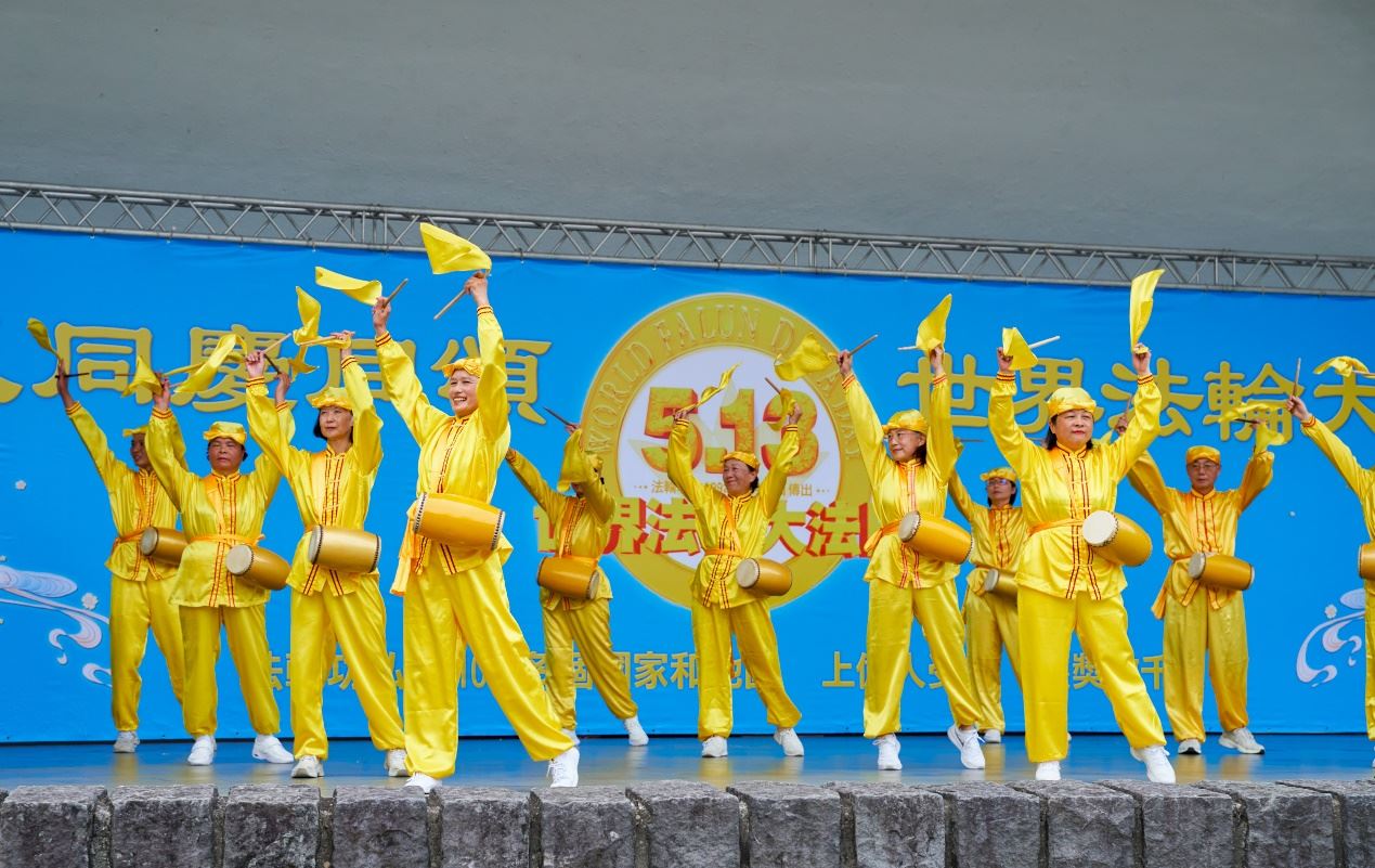 '图1~3:二零二四年五月十一日下午,新唐人旗鼓队、天国乐团、腰鼓队于台北二二八和平公园音乐台演出。'