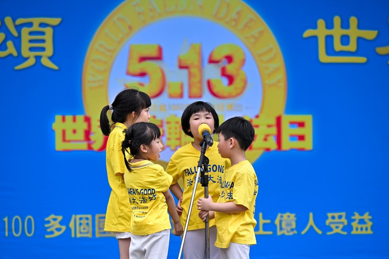 '图4~5:法轮功小弟子上台背诵《洪吟》经文。'