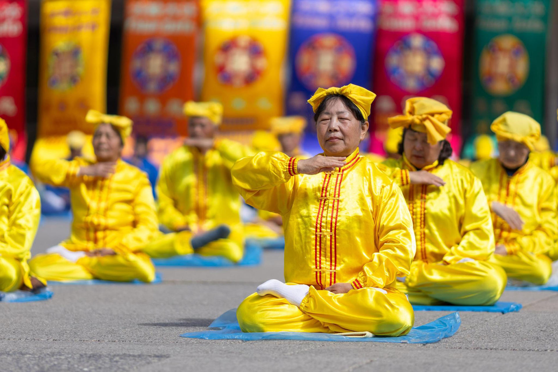 图2~4:早晨,法轮功学员在市政厅广场集体炼功。游客们反映,虽然广场上人数众多,却让他们感受到一片静谧、祥和与美好。