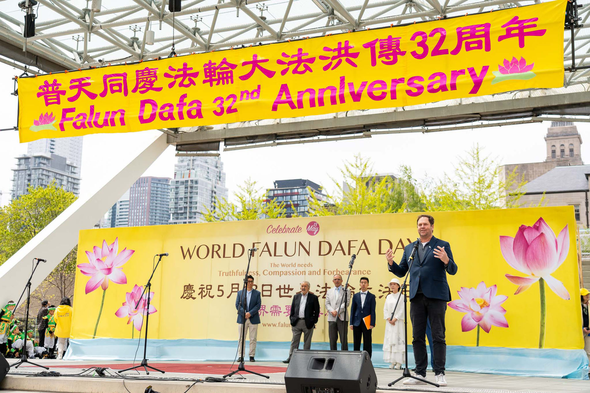 图13:国际出版公司的首席执行官迪恩·巴克森代尔现场发言中表示,中共对人民的迫害不仅仅发生在中国,还跨国延伸到了全球。