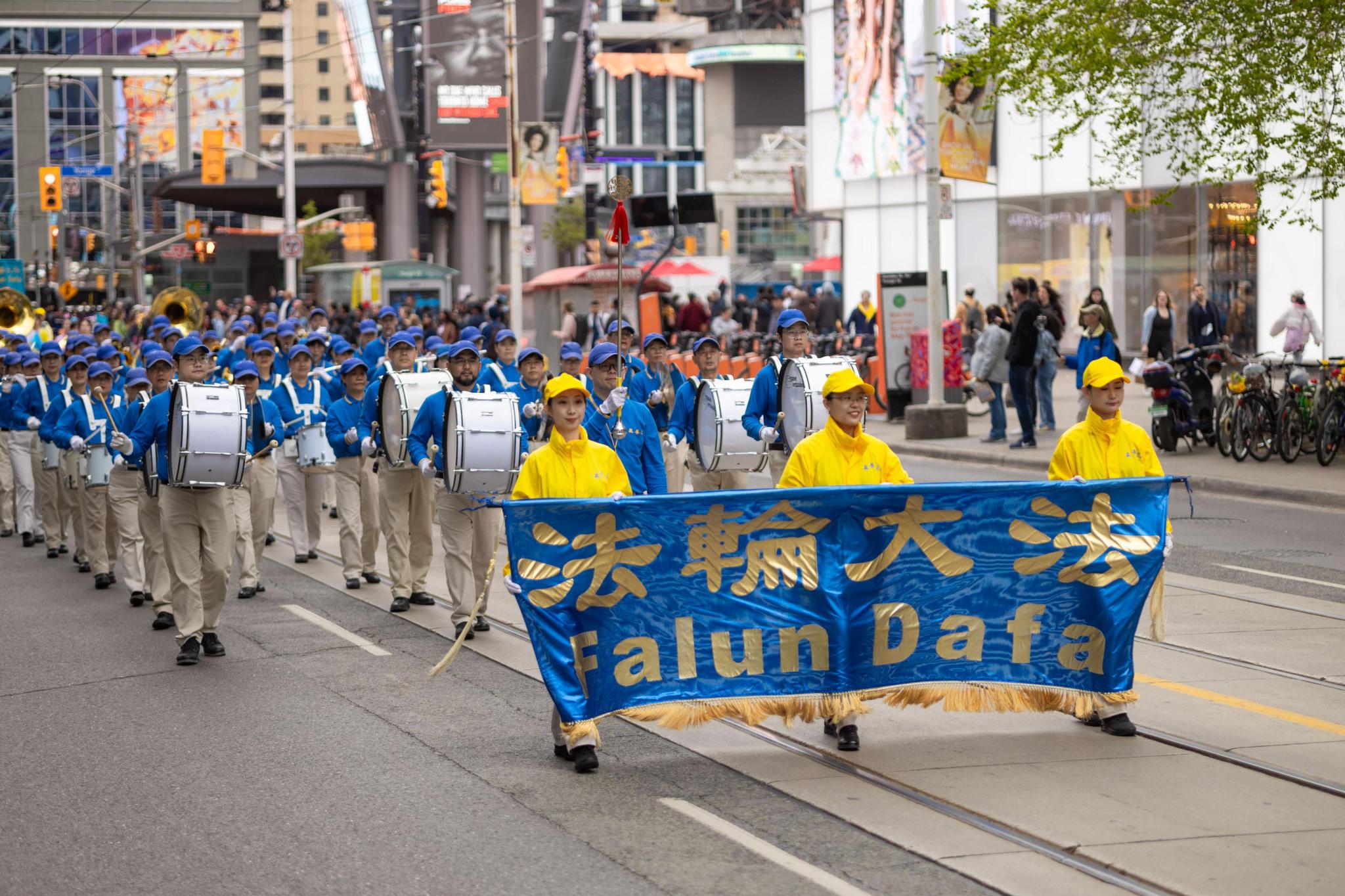 图1~13:多伦多法轮功学员举行了庆祝法轮大法日的大游行,队伍穿过了市中心多个热门景点。