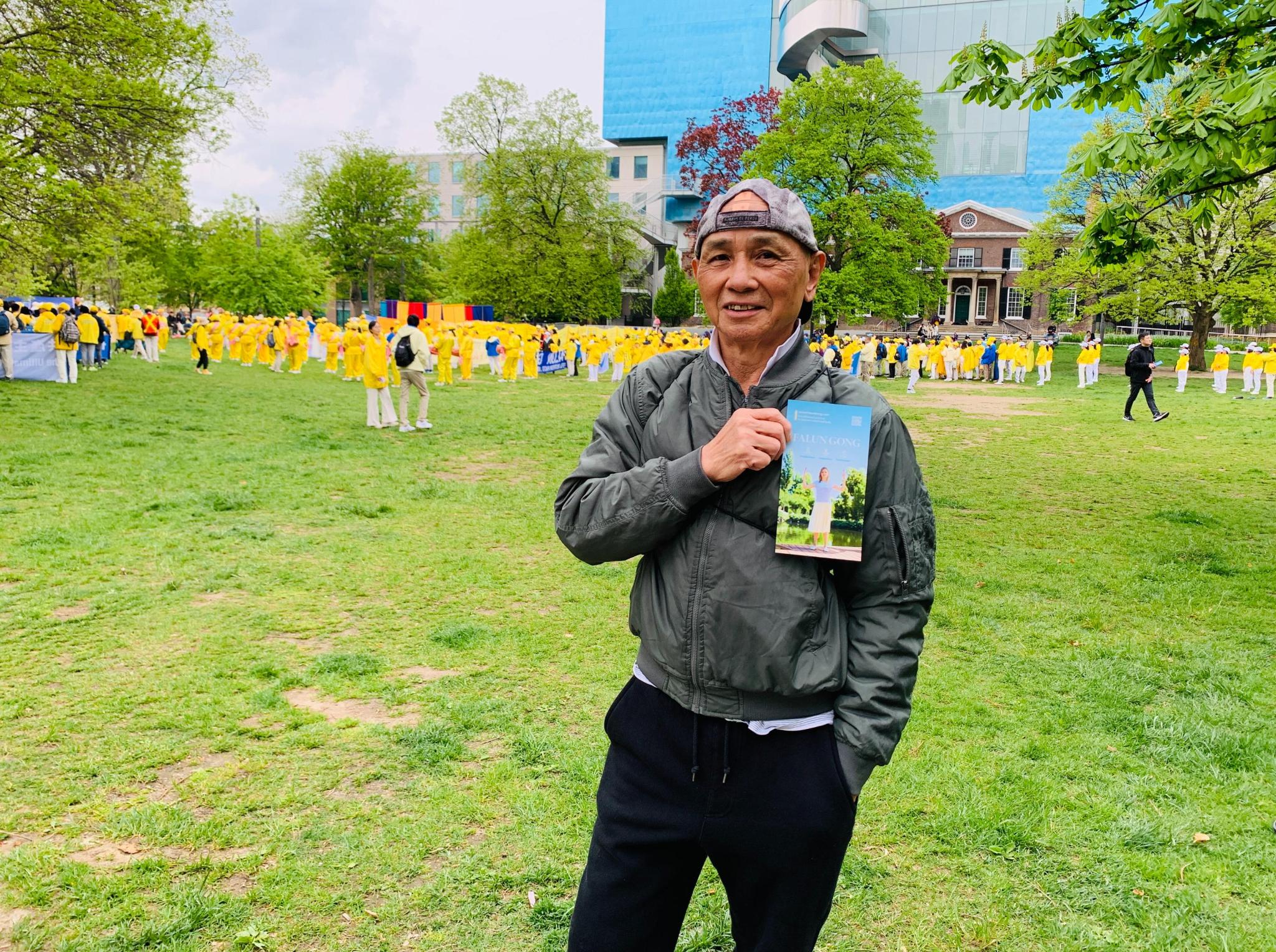 图14:谭以前就听朋友介绍过法轮功。看到法轮功学员的游行队伍后,他也要开始学炼功法。