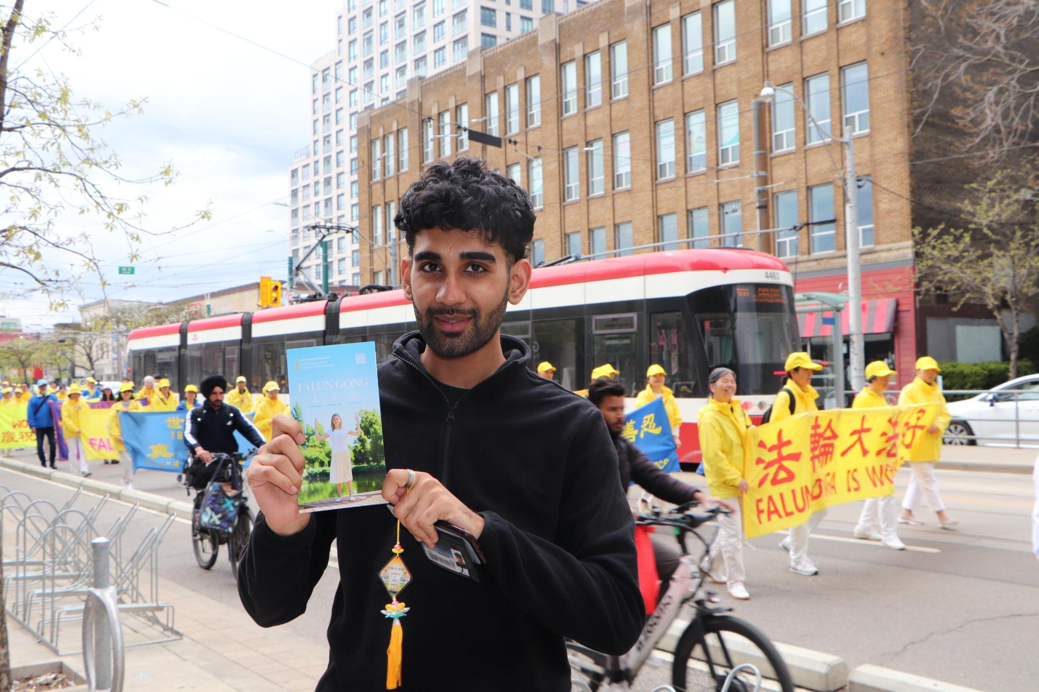 图15:萨利科就读于多伦多大学。他看到游行队伍时,觉得赏心悦目。