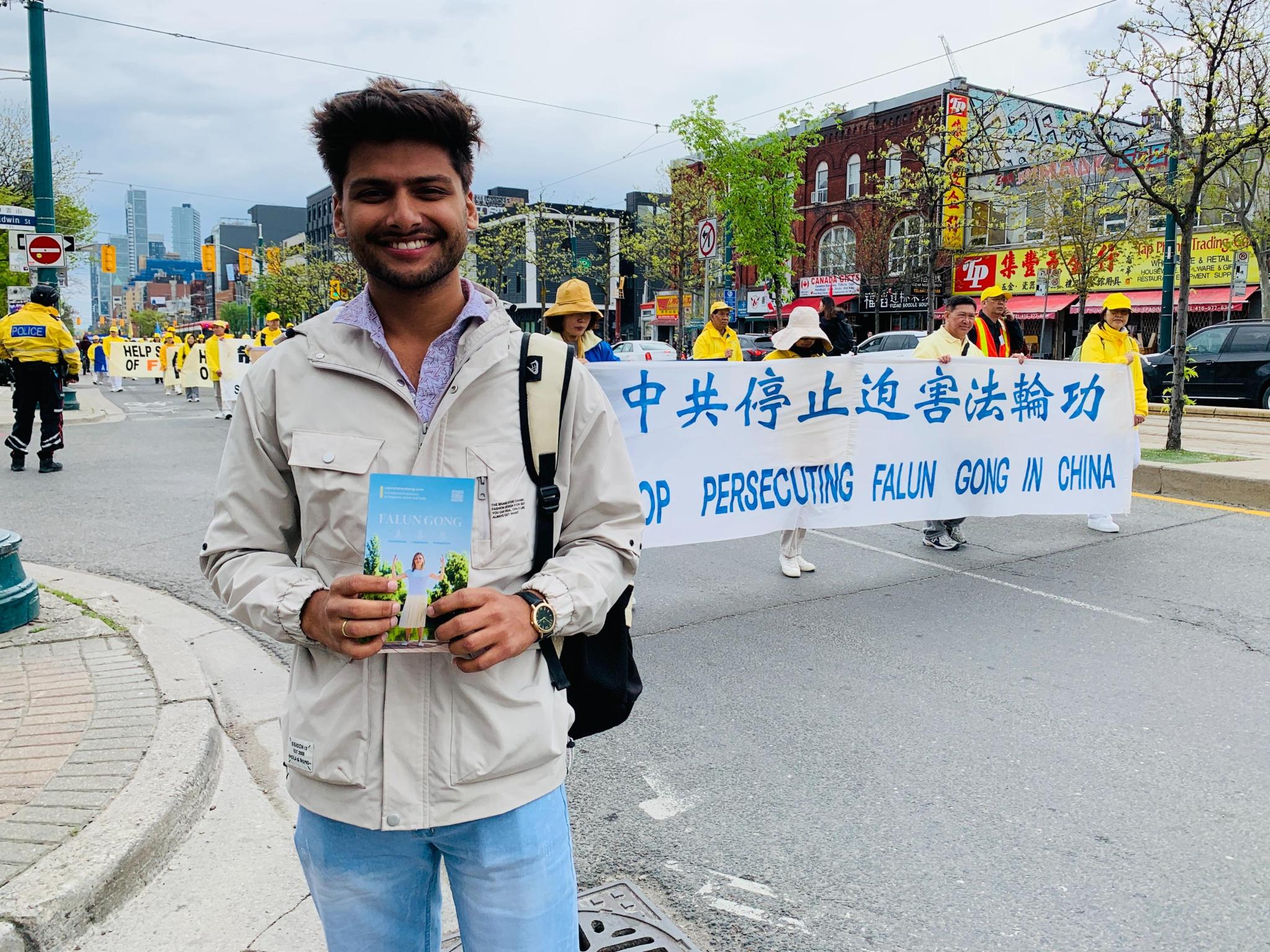 图16:尼绍尔通过游行,观察到法轮功学员们很善良、友好。观看游行,令他感到心情愉悦,神清气爽。