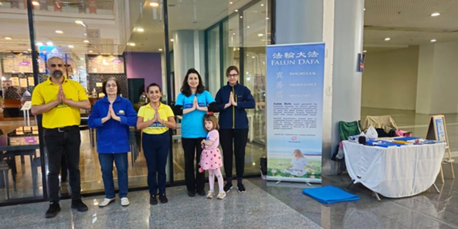 '图5:部份土耳其法轮功学员合影留念,庆祝世界法轮大法日。'