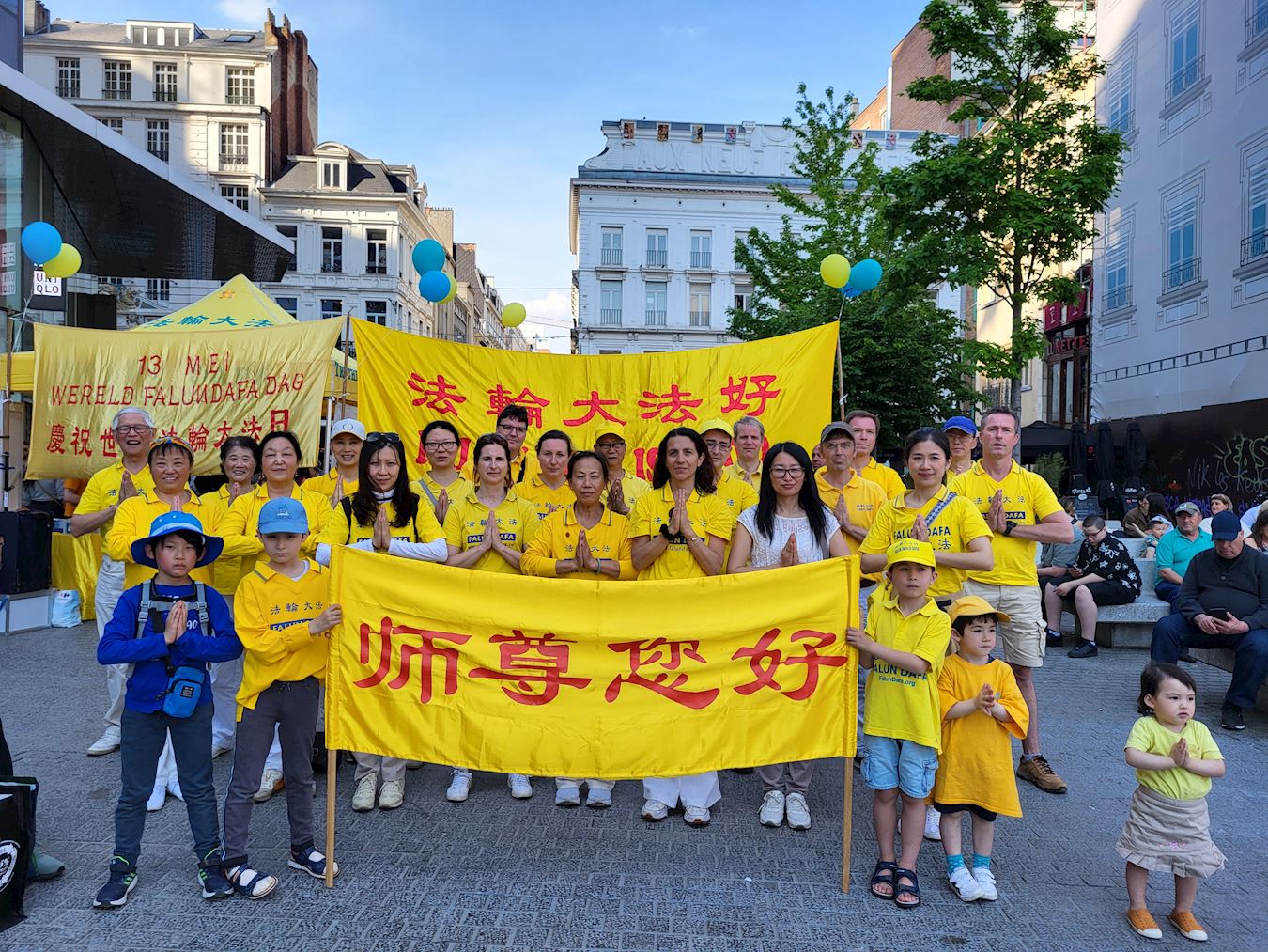 '图1:比利时部份法轮功学员合影留念,欢庆大法世界法轮大法日。。'