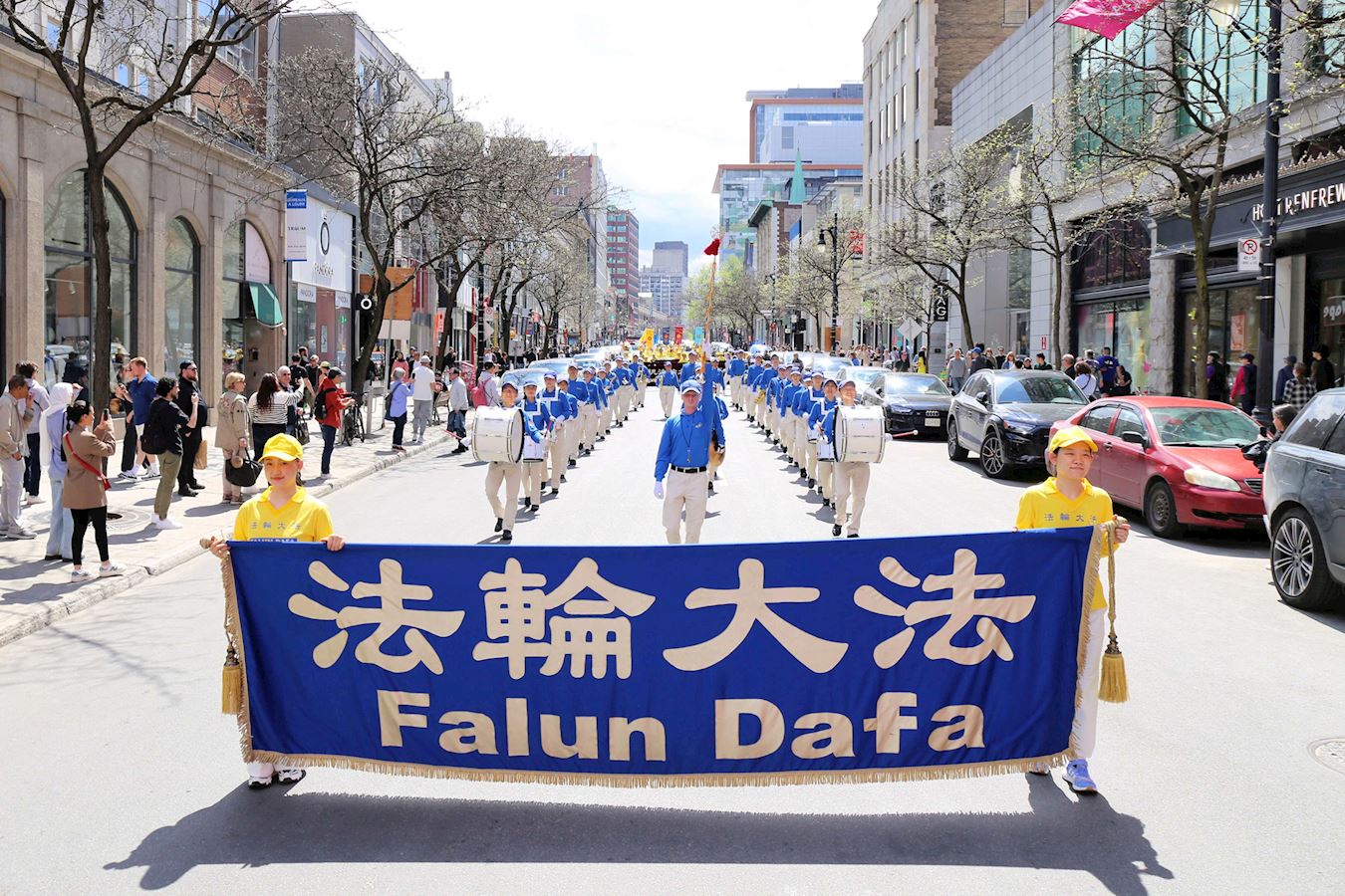 '图1:二零二四年五月十一日,加拿大魁省和安省的部份法轮功学员在蒙特利尔举行盛大游行,庆祝法轮大法弘传世界三十二周年暨第二十五届世界法轮大法日。'