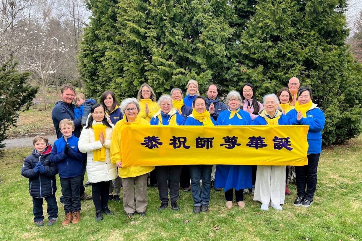 '图13~15:在庆祝世界法轮大法日之际,魁省各地法轮功学员通过视频向法轮大法创始人李洪志师父表达感恩。图为蒙特利尔部份法轮功学员恭祝师父华诞。'