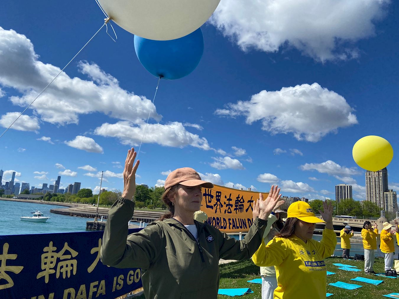 '图10:芝加哥居民苏珊(Susan,左一)觉得神指引她来到法轮大法日庆祝活动现场。'