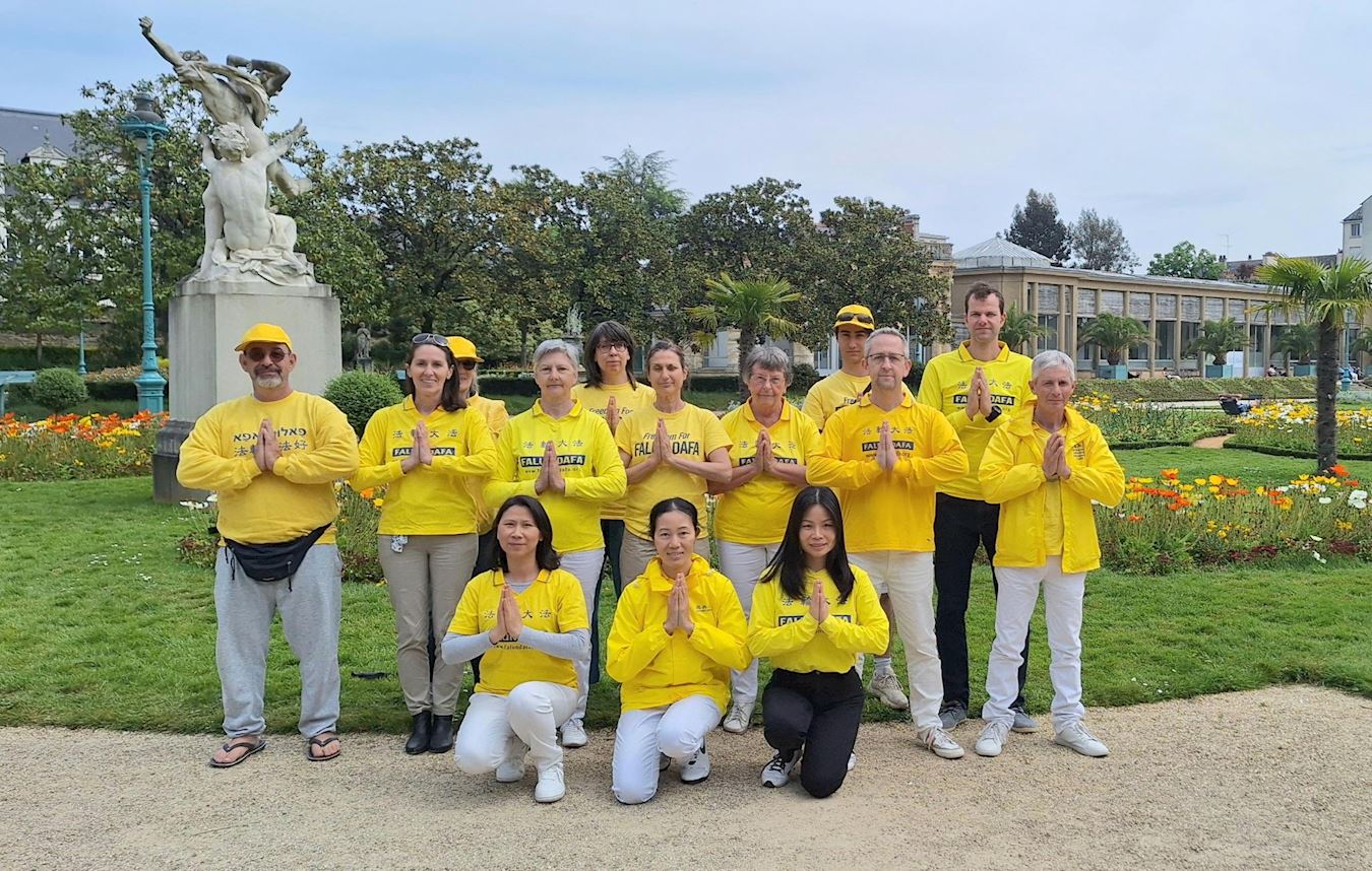 '图1:法国西部地区部份大法弟子在雷恩(Rennes)市恭祝师父生日快乐'