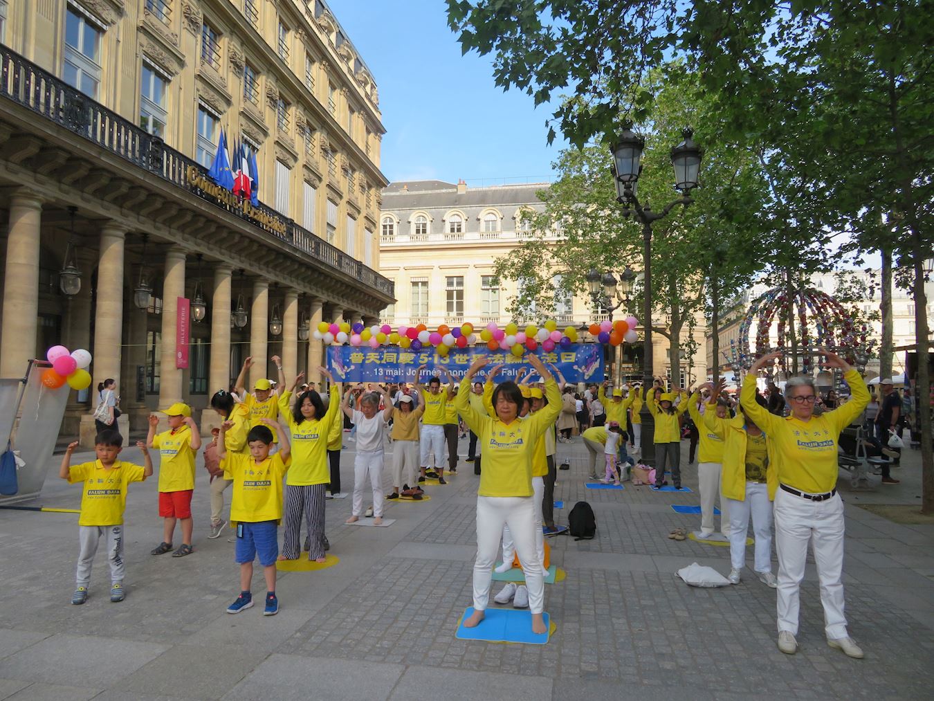 '图4:法轮功学员在巴黎柯莱特广场集体炼功。'