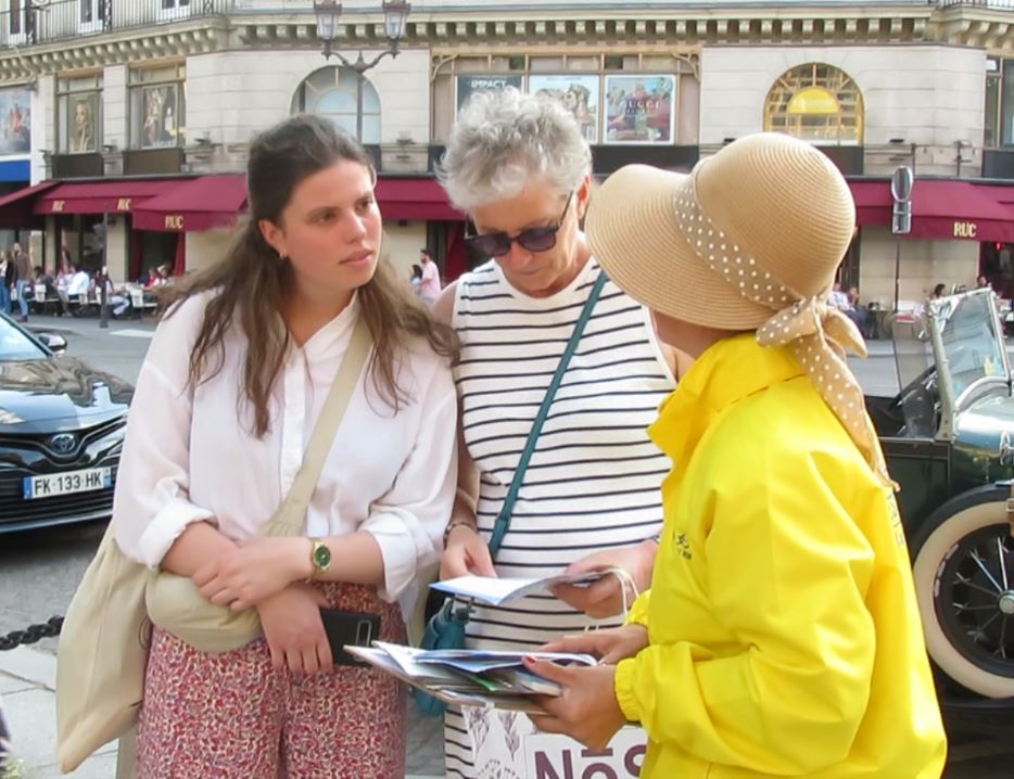 '图7:民众向法轮功学员了解真相。'