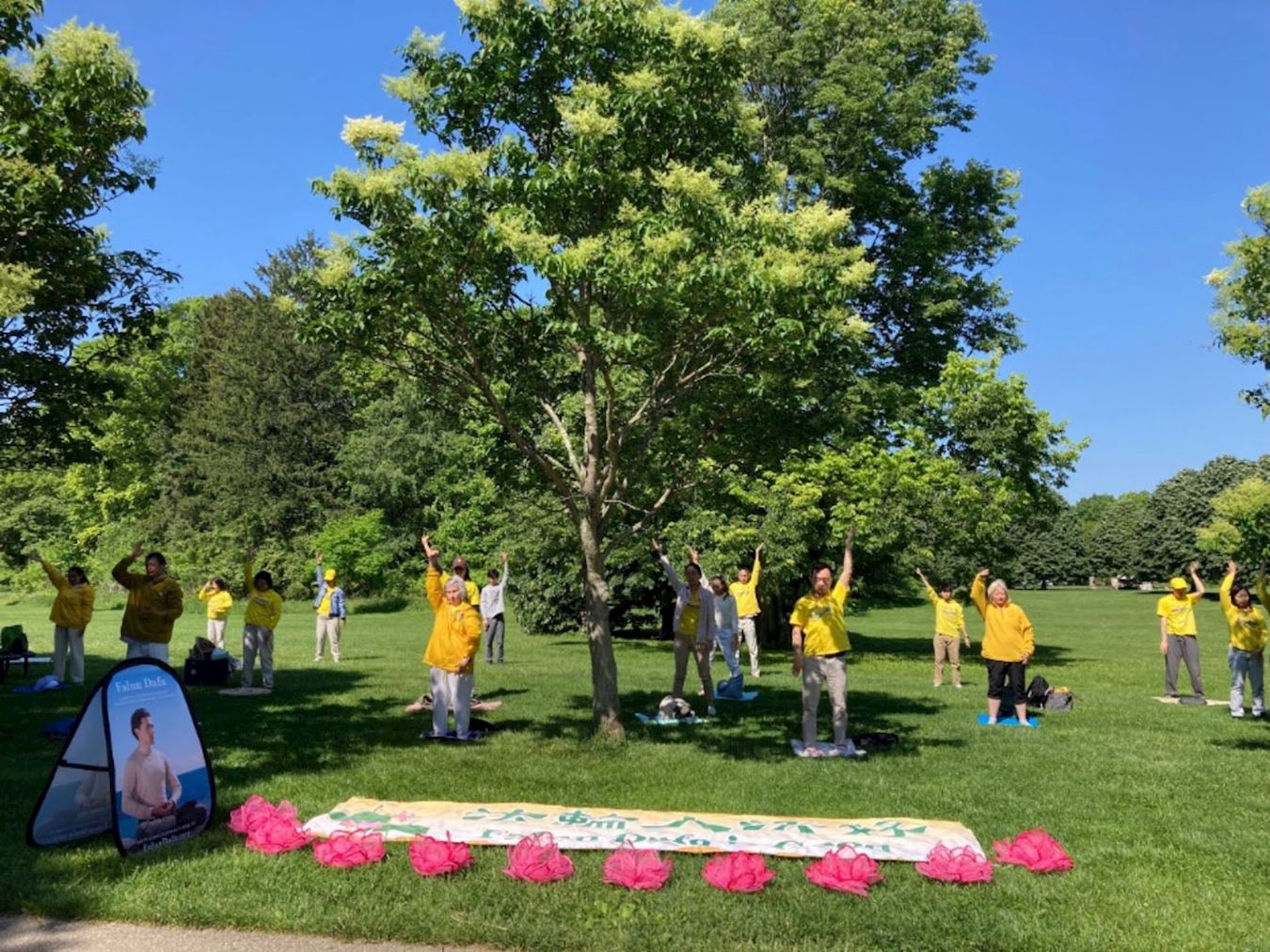 '图4~5:印州法轮功学员在公园里集体炼功,展示法轮大法的美好。'