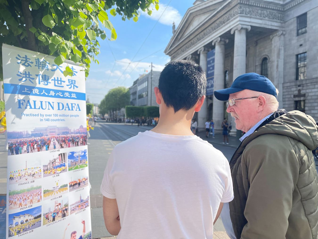 '图10~11:法轮功学员在现场和民众交谈,传播真相'