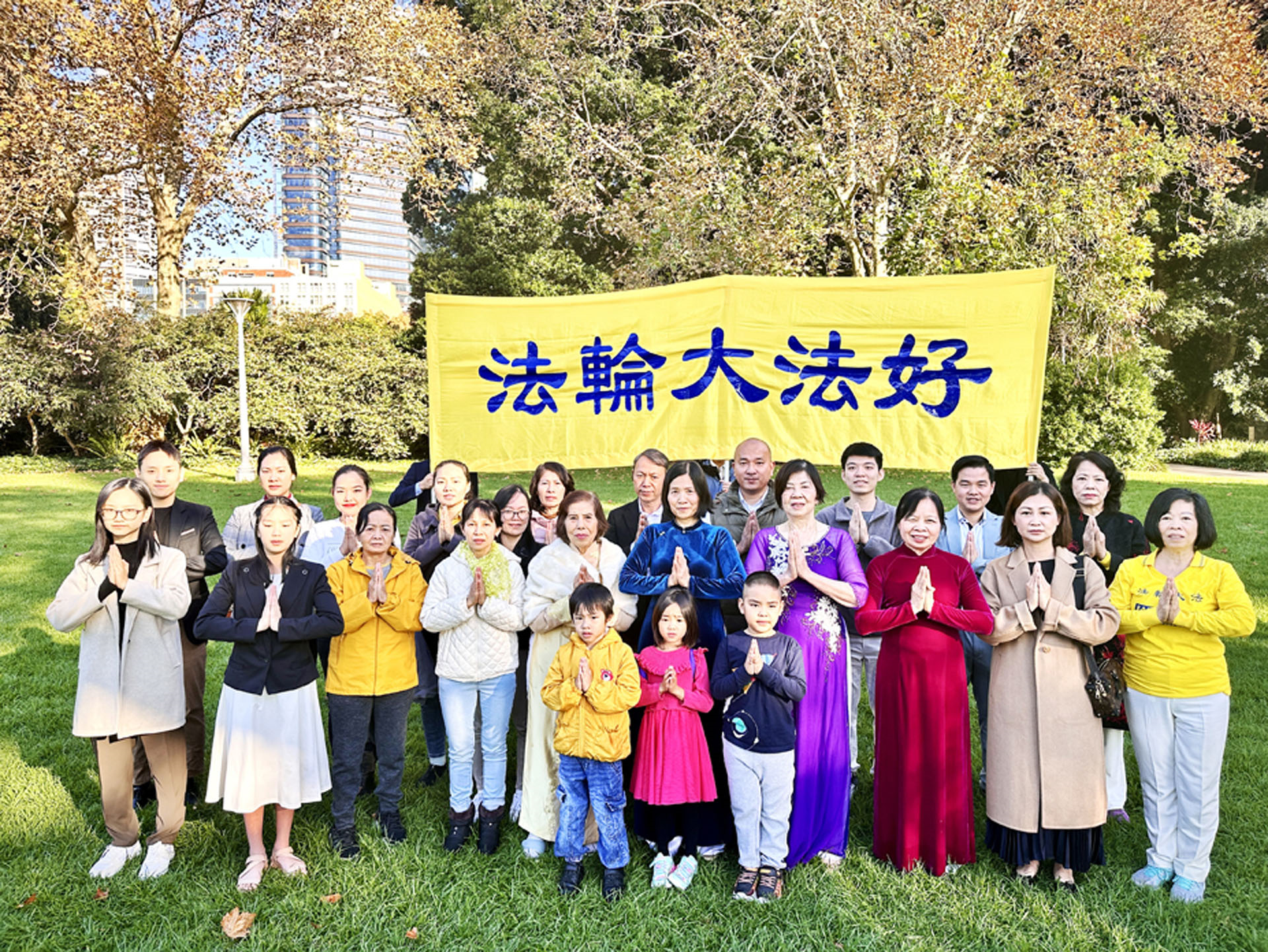 图10:悉尼越南裔法轮功学员恭祝慈悲伟大的师尊生日快乐