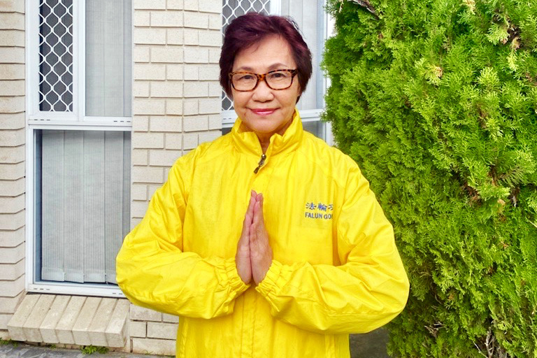 图12:孙女士表示:“衷心感恩在师尊的保护下平稳的走过了二十多年的修炼路,我和家人恭祝慈悲伟大的师尊生日快乐!”