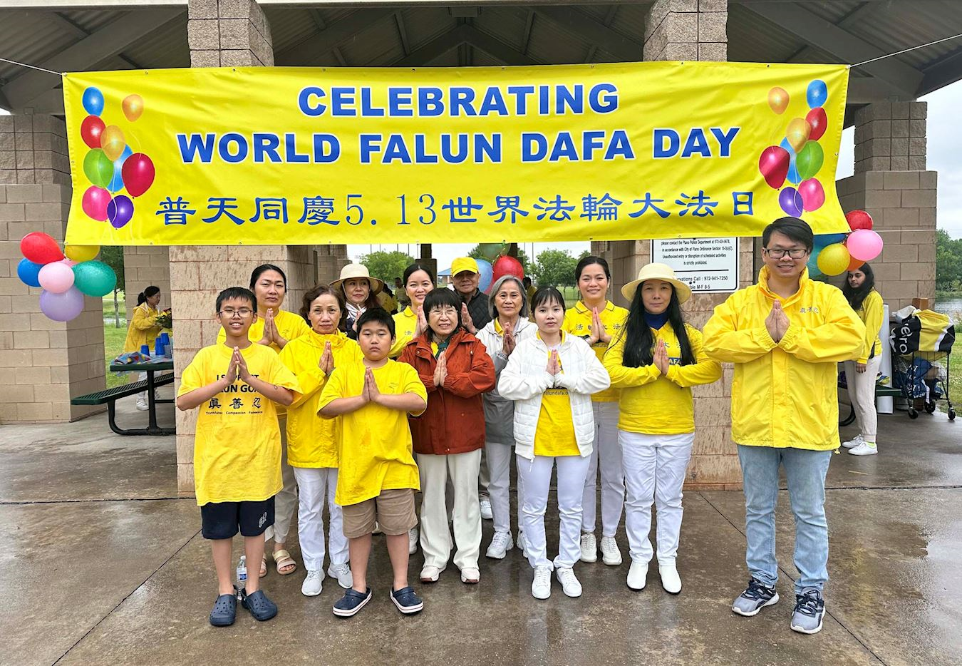 '图5:参加庆祝法轮大法日活动的越裔学员恭祝师父生日快乐!'