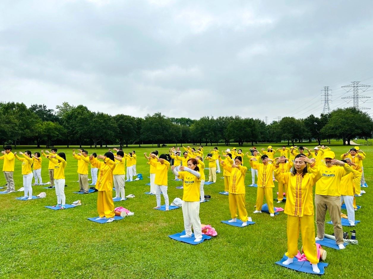 '图1~2:二零二四年五月十二日,休斯顿及部份来自奥斯汀、大学城以及新布朗费尔斯的法轮功学员在休斯顿西南区的蚌溪公园举行集体炼功。'
