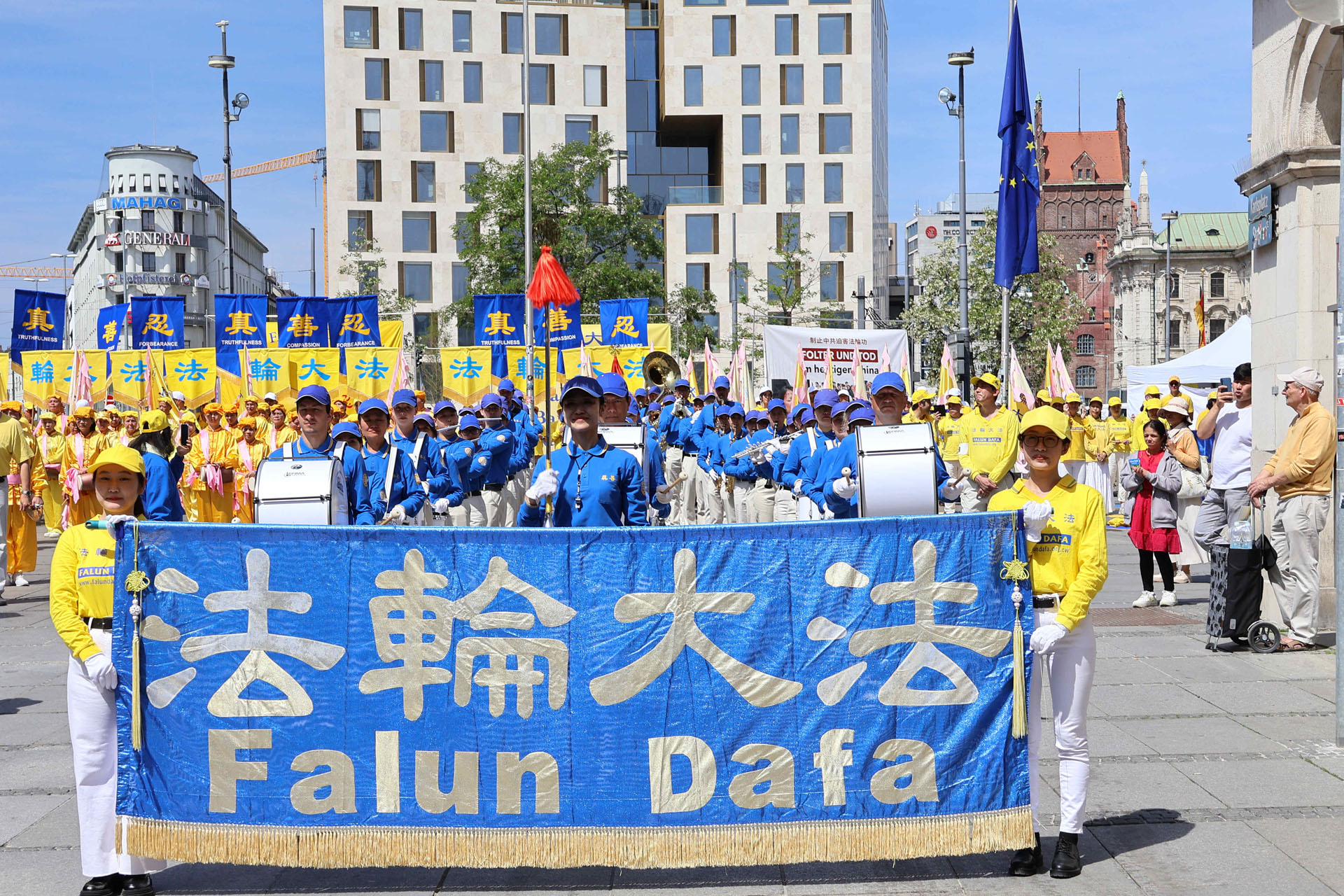 图1~2:二零二四年五月十一日,法轮功学员在德国慕尼黑卡尔广场集会,庆祝世界法轮大法日。