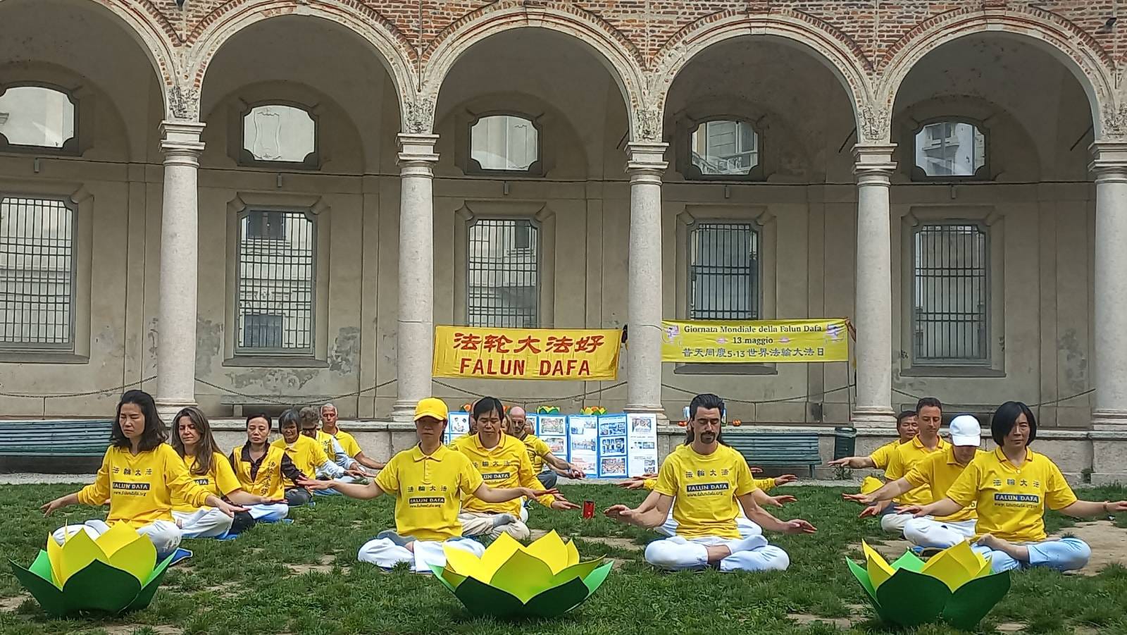 图1~4:二零二四年五月十一,十二日,来自各地的法轮功学员庆祝世界法轮大法日,并恭祝伟大的师尊生日快乐!