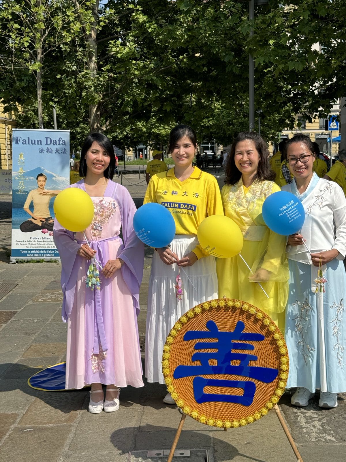 图15:身着越南传统服装的越南裔学员Khue、Anna、Linh和Thu (从左至右)