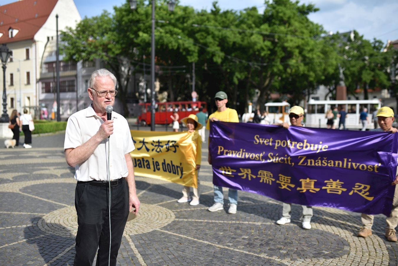 '图3:前斯洛伐克共和国国民议会资深议员彼得·奥苏斯基(Peter Osusky)在活动上演讲。'