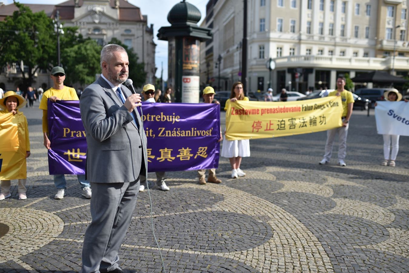 '图4:斯洛伐克共和国国民议会议员安德烈·多斯塔尔(Ondrej Dostál)在活动上演讲。'