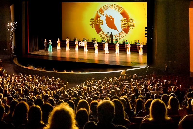 '图5:二零二四年五月八日晚,神韵国际艺术团在巴西库里奇巴正大剧院(Teatro Positivo)的演出获得热烈掌声。(大纪元)'
