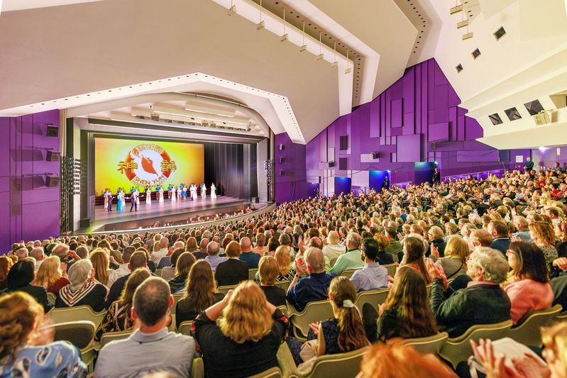 '图8:二零二四年五月六日,神韵世界艺术团在德国勒沃库森展演中心(Forum Leverkusen)进行了首次演出。 (大纪元)'