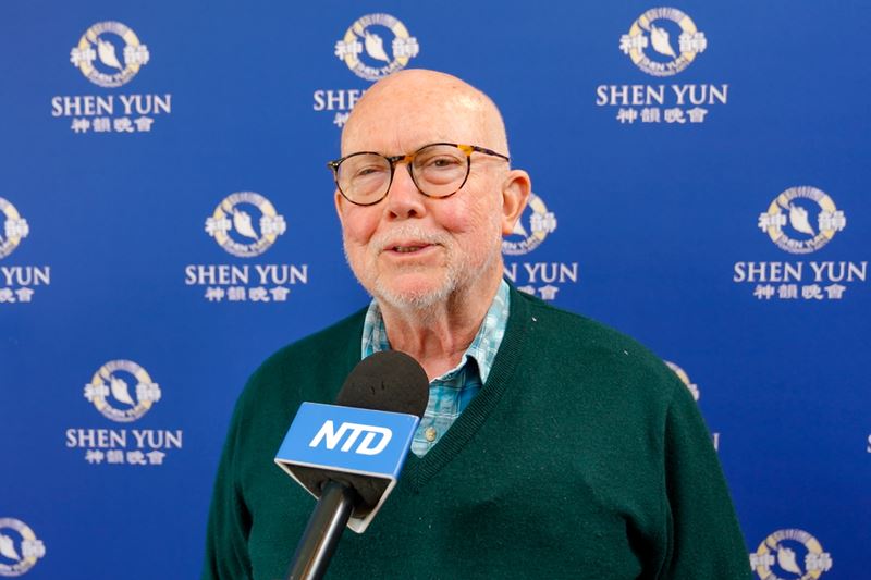 '图10:二零二四年五月十二日,奥斯卡获奖者唐纳德•格拉斯科夫(Donald Glascoff)观看了神韵北美艺术团在斯坦福派雷斯剧院(The Palace Theatre)的演出。(新唐人电视台)'