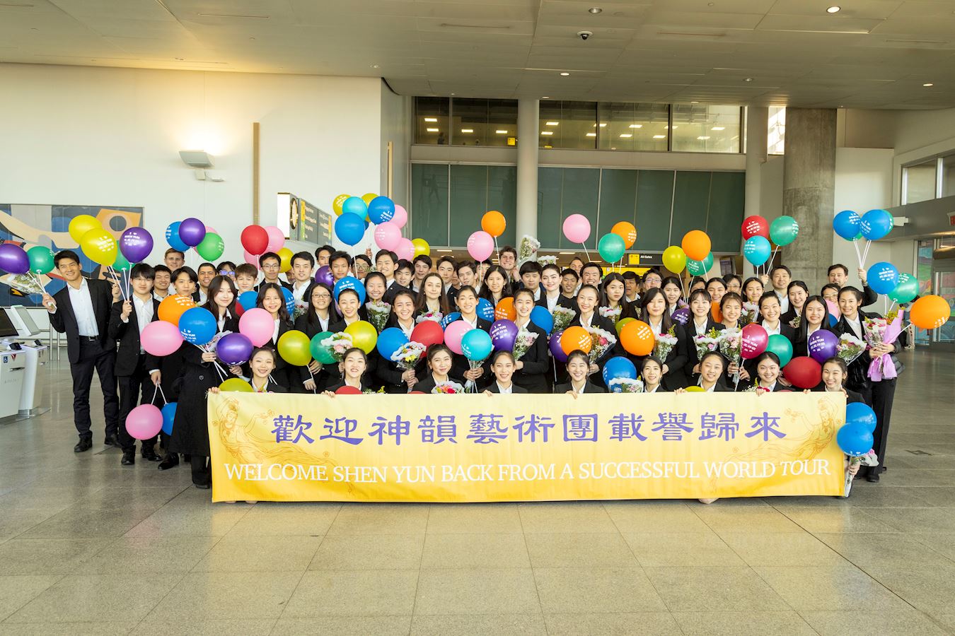 '图11:二零二四年五月十二日,神韵新纪元艺术团完成在欧洲的115场演出后,载誉返回美国。(大纪元)'