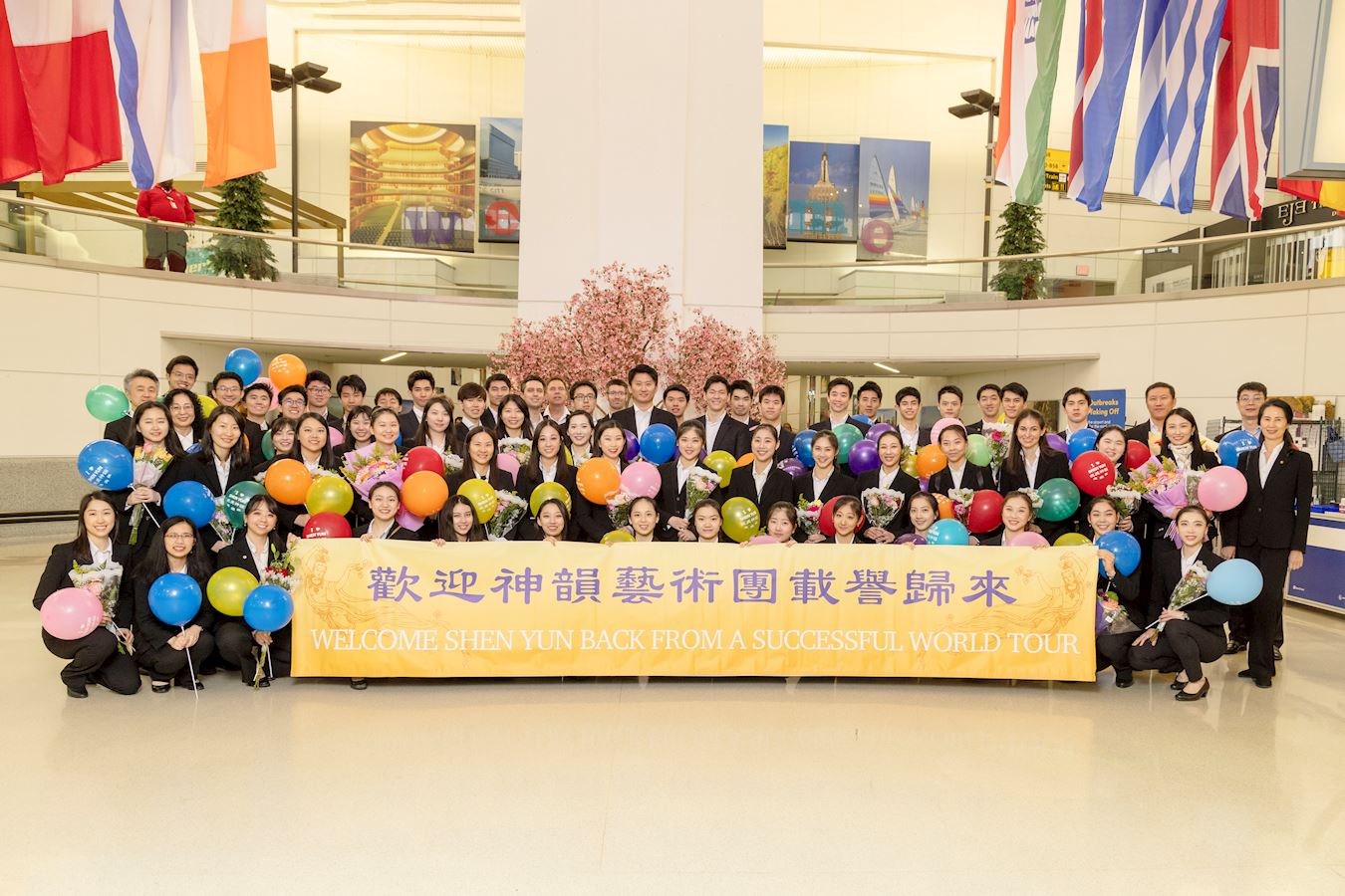 '图16:神韵国际艺术团圆满结束了近五个月的巡回演出,二零二四年五月十三日从最后一站巴西载誉返回美国纽约。(大纪元)'