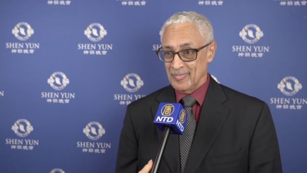 '图23:二零二四年五月十一日,罗德岛州政府交通部官员约翰•皮雷斯(John Pires)在美国普罗维登斯表演艺术中心观赏神韵新世界艺术团演出。 (新唐人电视台)'