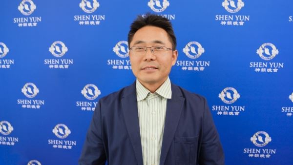 '图25:二零二四年五月九日下午,大陆新移民胡先生观看了神韵北美艺术团在斯坦福派雷斯剧院(The Palace Theatre)的首场演出。(新唐人电视台)'