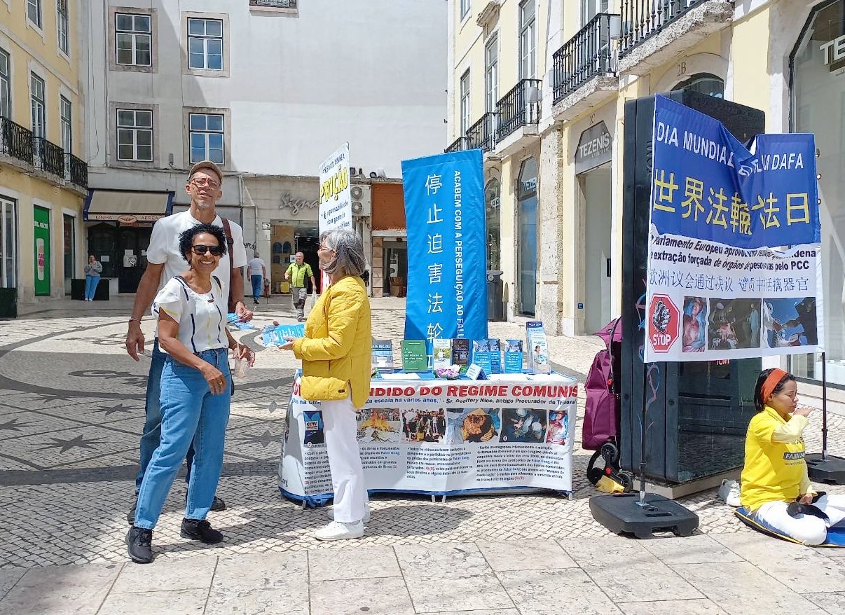 图2:女商人菲丽兹贝拉。马丁斯(Felizbela Martins)与丈夫签署了请愿书。