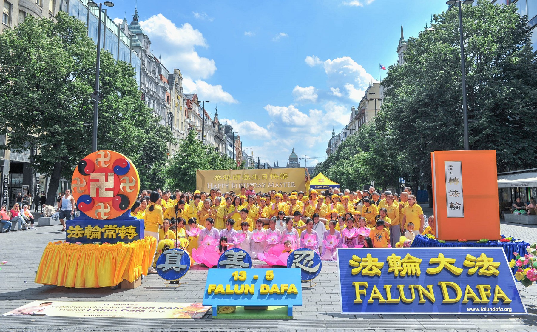图13:法轮功学员齐聚在瓦茨拉夫广场,祝贺师父生日快乐。