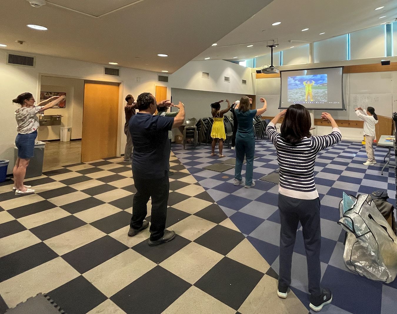 '图1~2:二零二四年五月十八日,圣地亚哥法轮功学员在米拉梅萨(Mira Mesa)图书馆举办免费教功班。图为人们正在学炼五套功法。'