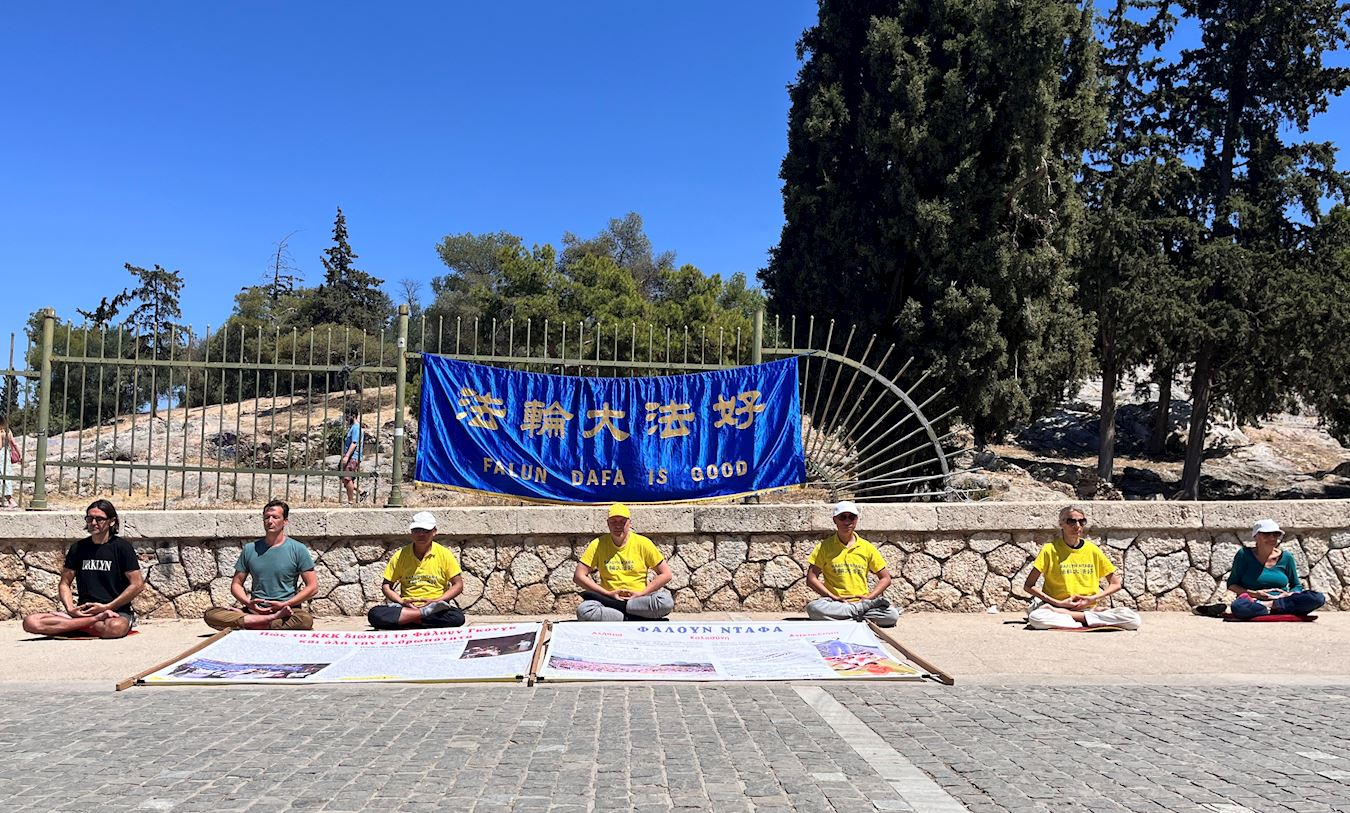 '图1~2:四月二十一日和二十八日,法轮功学员在卫城景区集体炼功、讲真相'