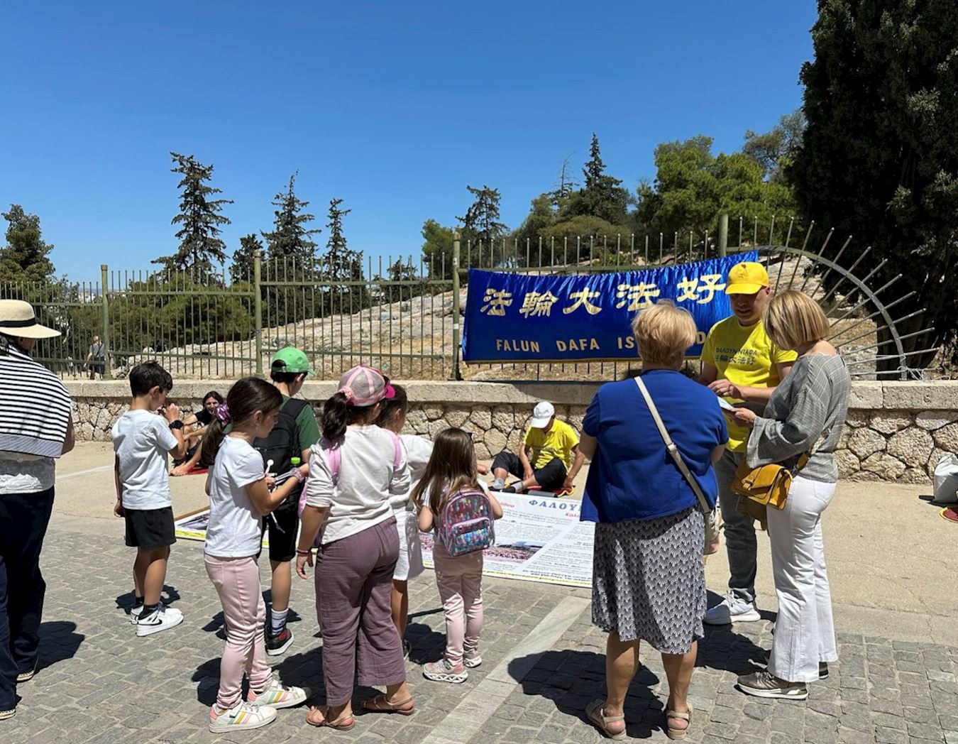 '图3~4:在雅典卫城景区,游人驻足了解真相'