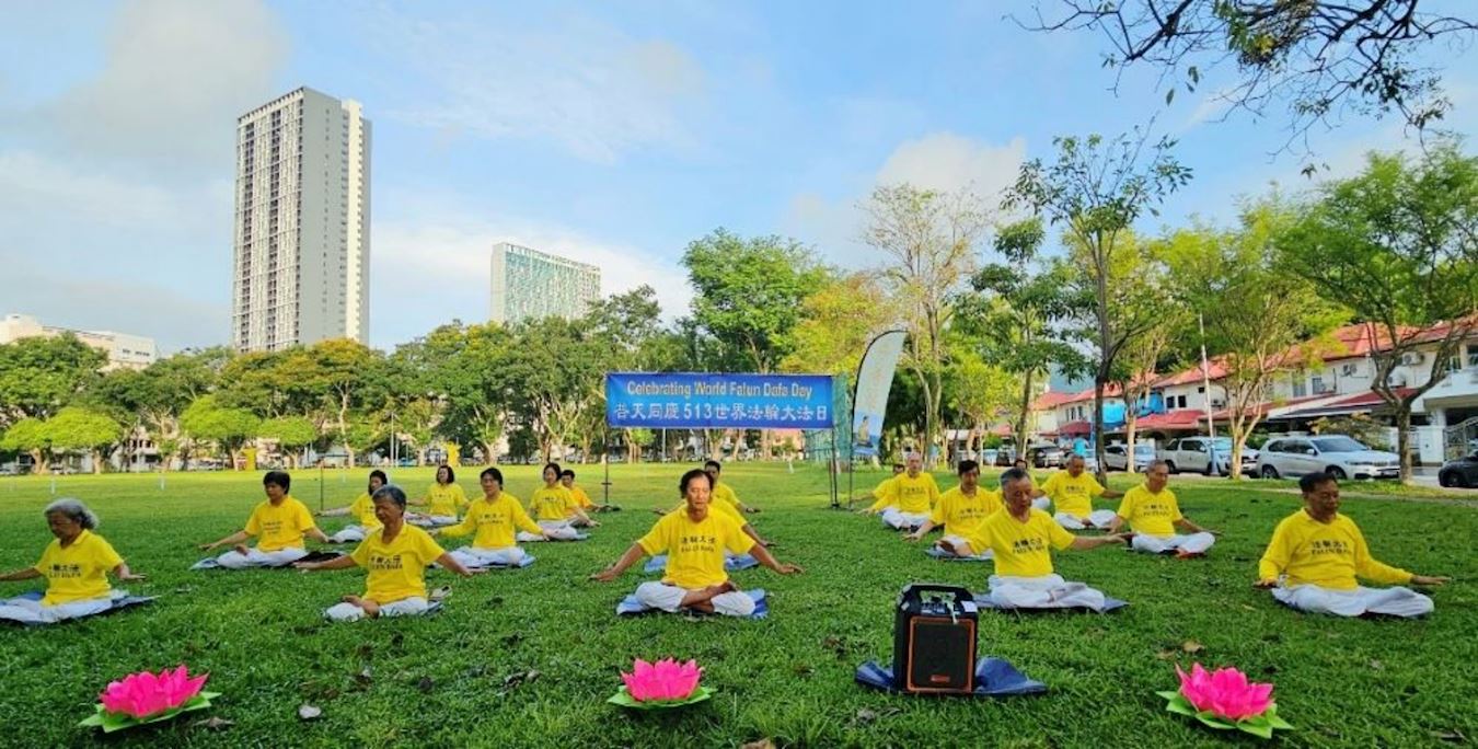 '图2~3:学员在祥和的炼功音乐中,展示法轮功五套功法。'