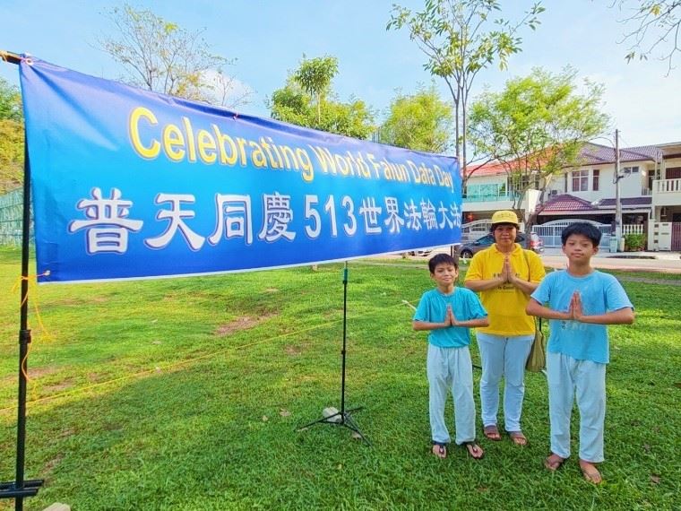 '图7:法轮功学员何女士和她孩子们感恩师父慈悲救度。'