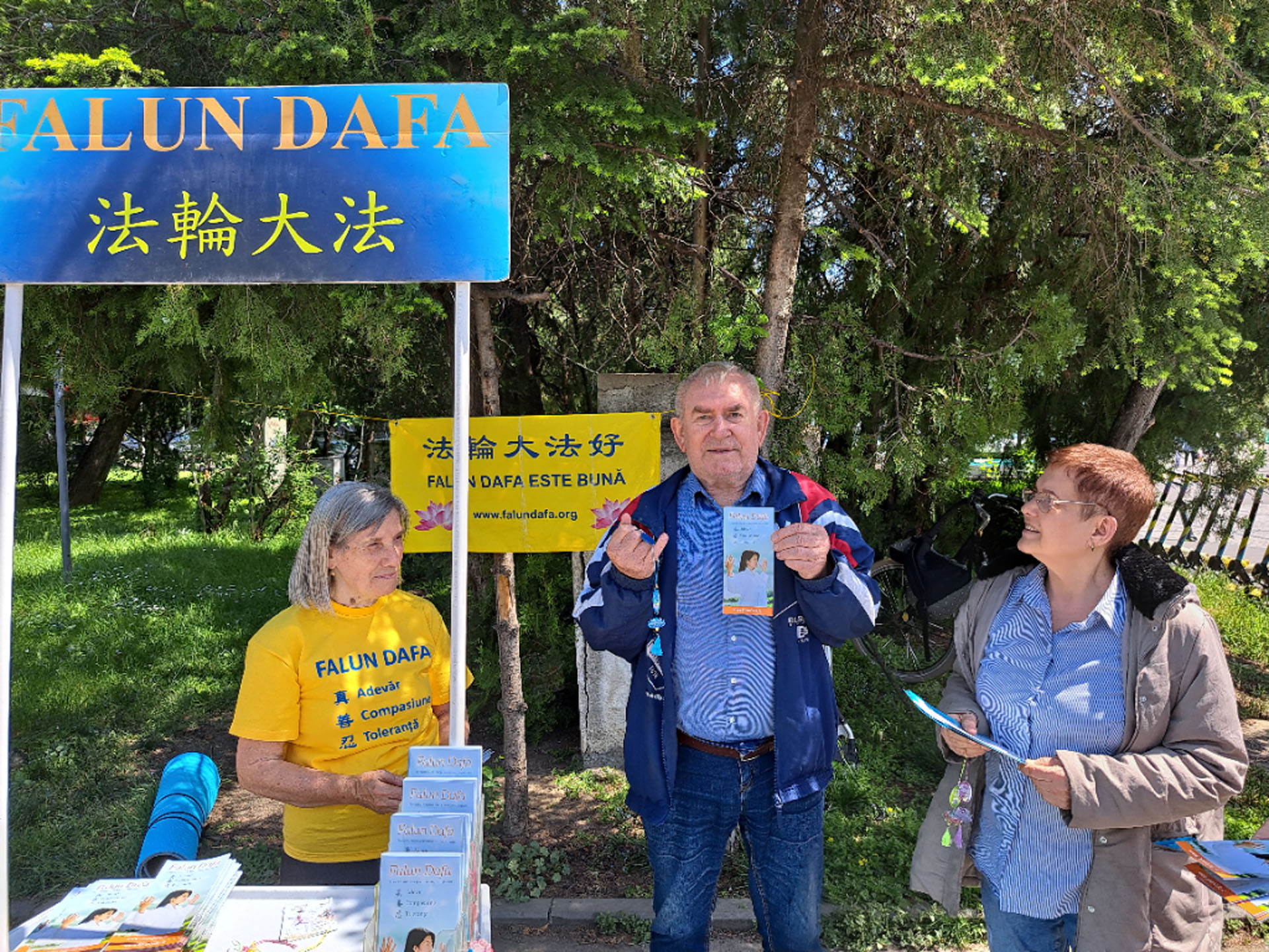 图6:五月十一日,布加勒斯特迈克尔国王一世公园门口,尼基福尔(Nichifor)先生表示:“很高兴有这样一种功法可以恢复社会的善良和道德。”
