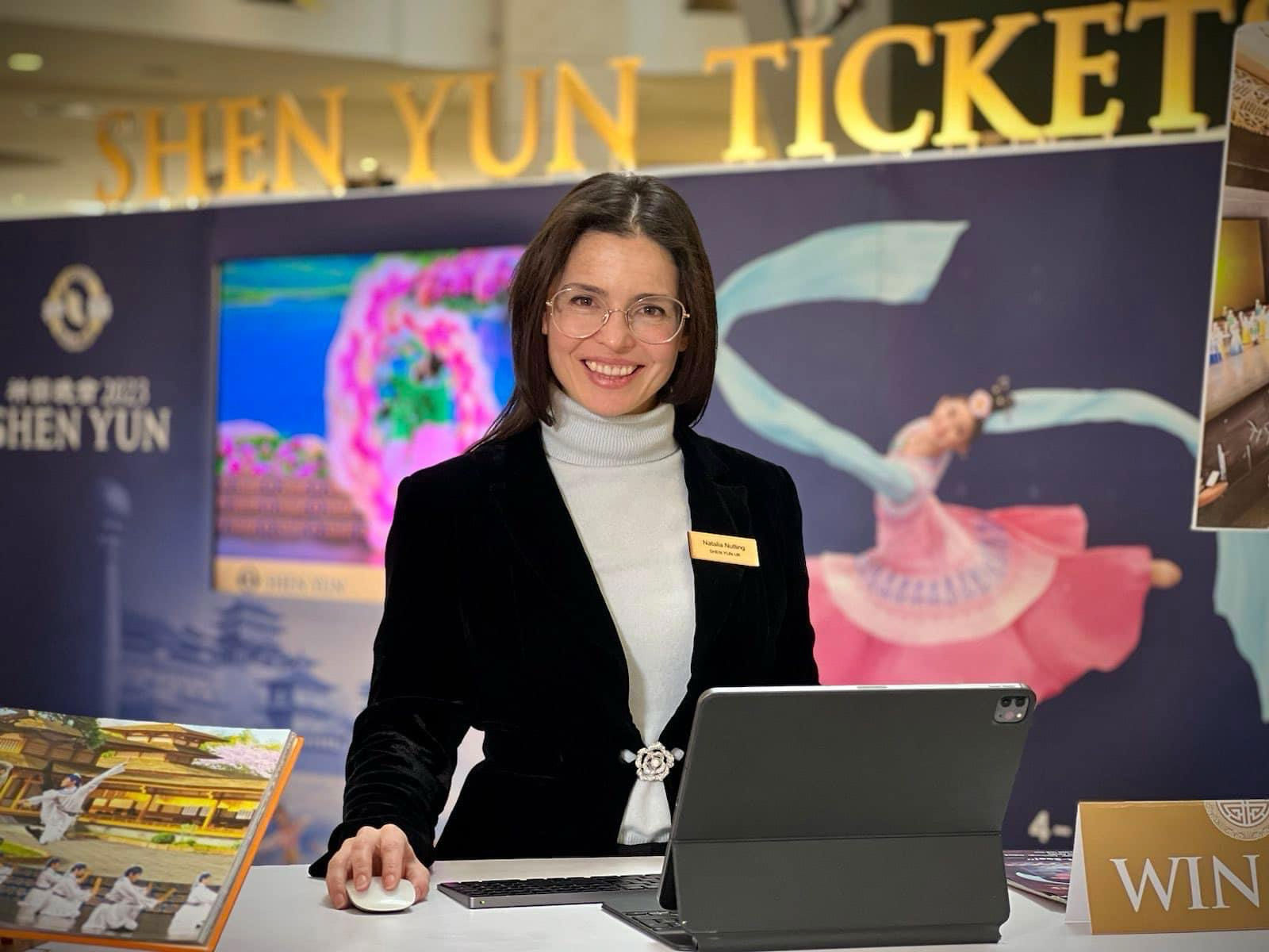 图1:娜塔莉在英国神韵售票展位工作