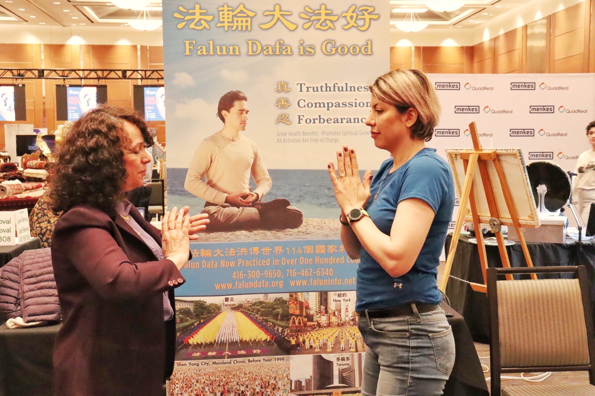 图2~3:游客来展位现场学习功法。