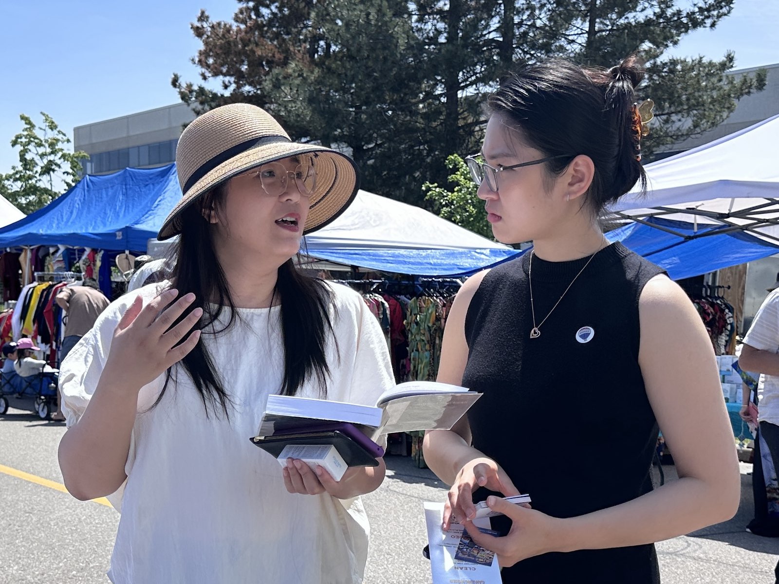 图7:法轮功学员(图左)正在通过《转法轮》的内容向黄薇(图右)介绍法轮大法真相