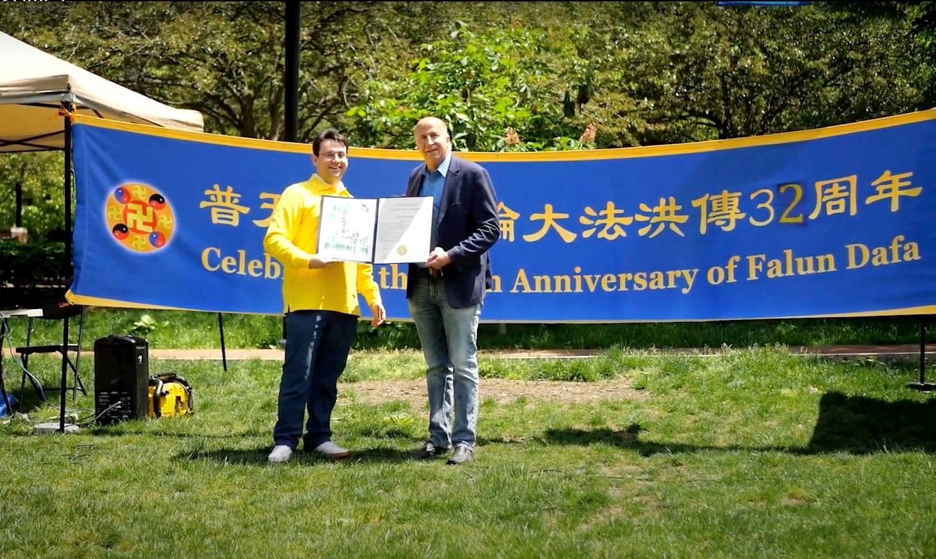 '图6:二零二四年五月十一日,费城市议员马克·斯奎拉(Mark Squilla)(右)来到法轮大法日庆祝活动现场,颁发市议会褒奖。'