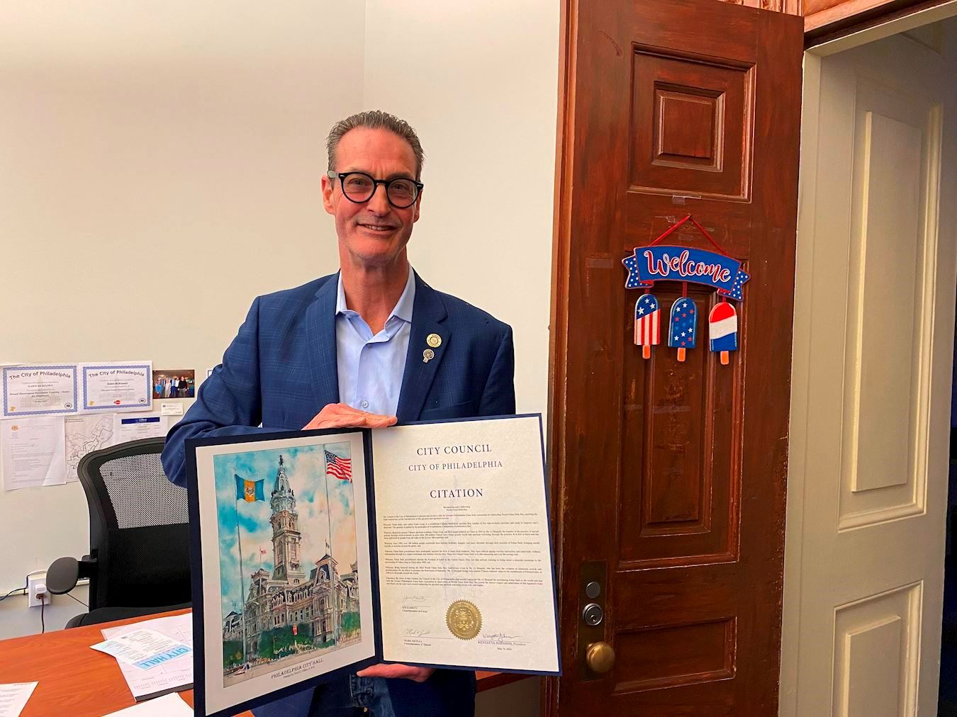 '图7:费城市议会法轮大法日褒奖的联署人、市议员吉姆・哈里蒂(Jim Harrity),祝大家法轮大法日快乐。'