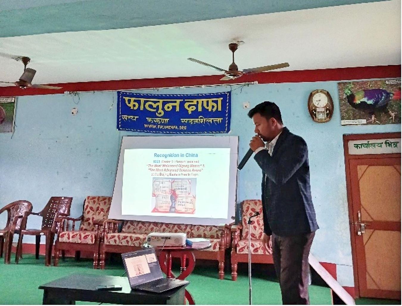'图2:普拉宾·普里博士(Dr。 Prabin Puri)向师生们介绍法轮大法。'